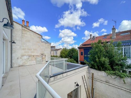 une vue depuis le balcon d'une maison dans l'établissement MDOR - L'Hôtel de Ville, à Bordeaux