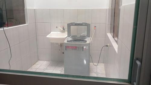 ein Badezimmer mit Toilette und Waschbecken in der Unterkunft APARTAMENTO PRIMER PISO y cochera in Huaraz