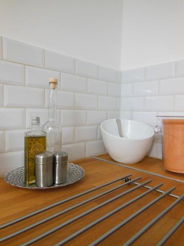 - un comptoir avec deux bouteilles et un bol dans l'établissement Appartement Arles Centre Historique, à Arles