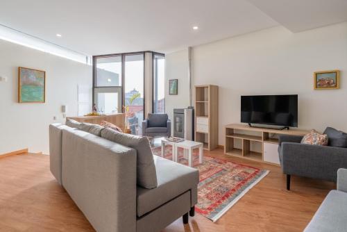 Host Wise - Bright and Cozy House with Dom Luís Bridge View