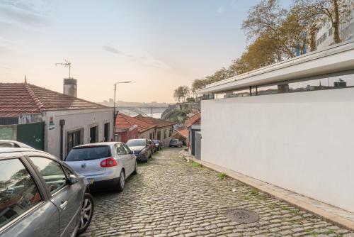Host Wise - Bright and Cozy House with Dom Luís Bridge View