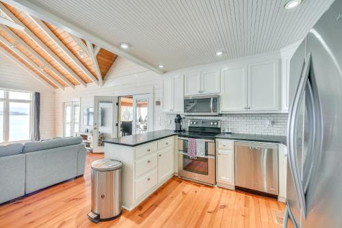 Η κουζίνα ή μικρή κουζίνα στο Dock and Panoramic Views Guntersville Lake Retreat!