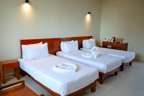 two beds in a hotel room with towels on them at Oak Ray La Ella Breeze in Ella
