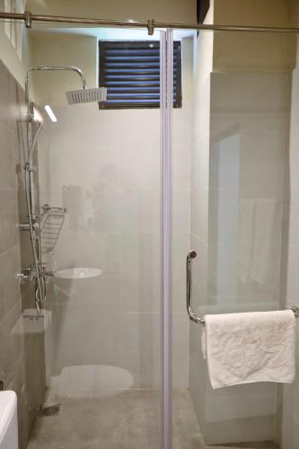a bathroom with a shower and a toilet and a sink at Oak Ray La Ella Breeze in Ella