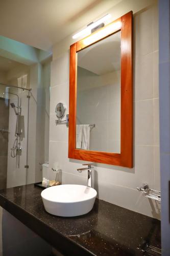 a bathroom with a sink and a mirror at Oak Ray La Ella Breeze in Ella