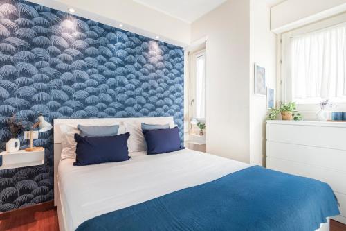 A bed or beds in a room at Fully furnished flat Arco della Pace by Easylife