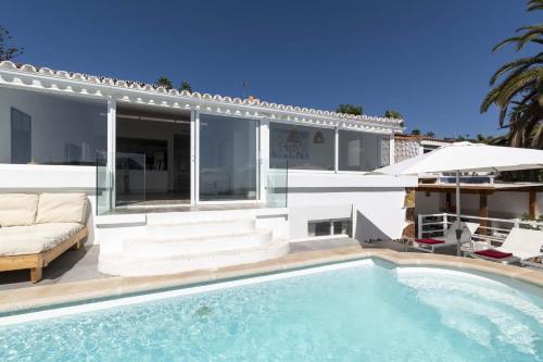Πισίνα στο ή κοντά στο Villa Salome with private heated pool
