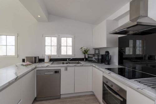 Η κουζίνα ή μικρή κουζίνα στο Villa Salome with private heated pool