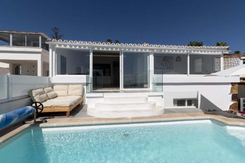 Πισίνα στο ή κοντά στο Villa Salome with private heated pool