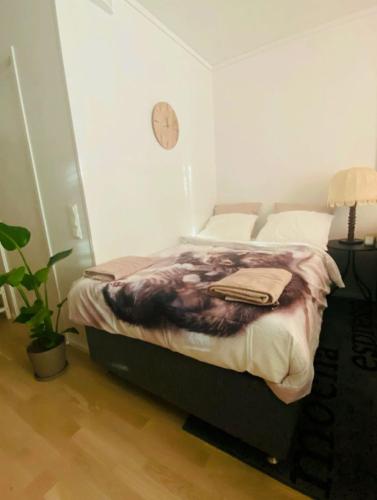 イェルフェッラにあるA home away from homeのベッドルーム1室(壁に時計付)