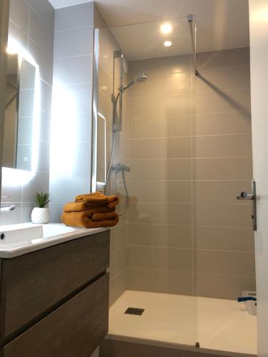 un bagno con doccia e lavandino di STUDIO 38 m2 Point Zéro a La Grande-Motte