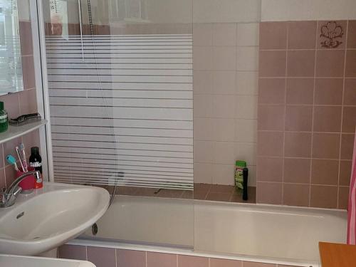 La salle de bains est pourvue d'un lavabo et d'une baignoire. dans l'établissement Studio ensoleillé avec balcon et parking - WiFi inclus - Centre-ville Amélie-les-Bains - FR-1-703-164, à Amélie-les-Bains-Palalda