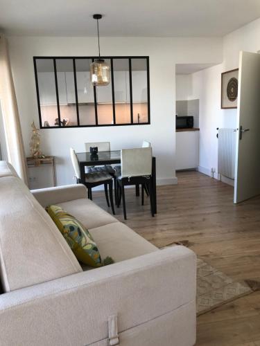 un salon avec un canapé blanc et une table dans l'établissement STUDIO 38 m2 Point Zéro, à La Grande Motte