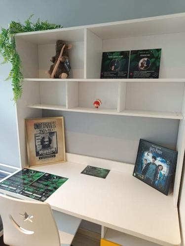 - un bureau blanc avec des livres et des photos dans l'établissement Ron, à Besançon