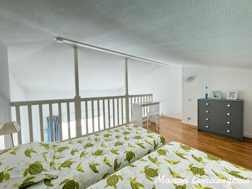 une chambre avec un lit et une commode dans l'établissement ALIENOR VUE MER 2 à 4 PERSONNES, à Fouras