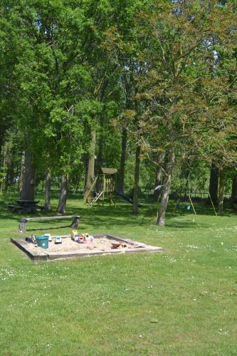 a park with a picnic table in the grass at De Smokkelaar & Het Schuurtje in Maldegem