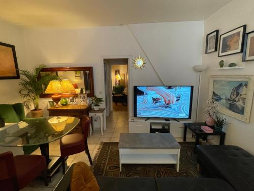 Il comprend un salon doté d'une télévision à grand écran. dans l'établissement Appartement Paris arrondissement 10, à Paris