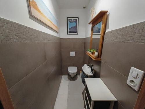 a bathroom with a toilet and a sink at Villa KALLISTE 3 pièces avec vue mer sur les hauteurs de Propriano in Propriano