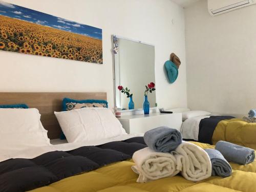 una camera da letto con due letti con asciugamani sopra di Monolocale Liola a Mestre