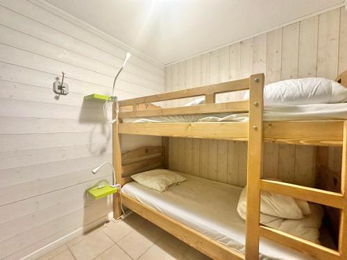 une chambre avec deux lits superposés dans l'établissement Appartement 41m2, à Gérardmer