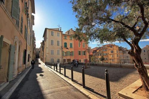 a street in a city with buildings and a tree at Beau studio au coeur du Panier in Marseille