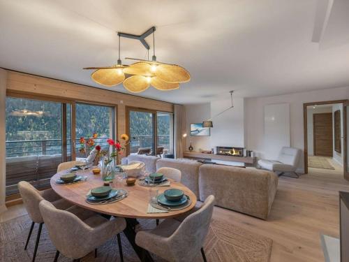 un salon avec une table, des chaises et un canapé dans l'établissement Apt Thélème 102 - BO Immobilier - Châtel, à Châtel