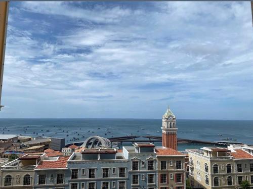 Pemandangan laut umum atau pemandangan laut yang diambil dari apartmen
