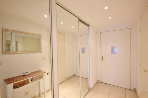 La salle de bains est pourvue d'une douche en verre avec un miroir. dans l'établissement Le Palais de Med Studio Promenade des Anglais, à Nice