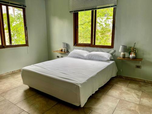 Postel nebo postele na pokoji v ubytování Exclusive Mountain Villa with Ocean View near Puerto Plata