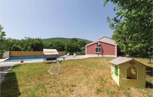 Bazén v ubytování Holiday Home Gizdavac Xiii nebo v jeho okolí