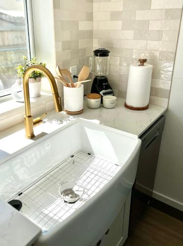 a kitchen counter with a sink with a drain at La Casita in Miami