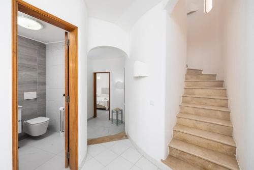 a hallway with a stairway leading to a bathroom at Villa Veiguinha in Galé