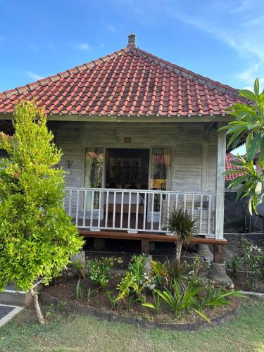 a small house with a porch and a roof at The Niti Hut's Lembongan in Nusa Lembongan