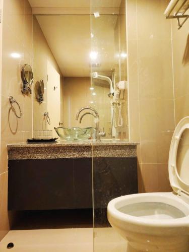 a bathroom with a sink and a toilet at AD resort ชะอำ in Ban Bo Khaem