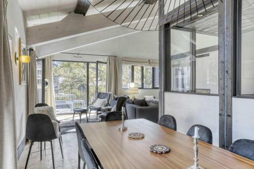 un salon avec une table et des chaises dans l'établissement Appartement Orso, à Megève