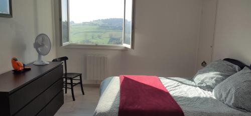 une chambre avec un lit, une commode et une fenêtre dans l'établissement Gite AU CRETET vue campagne La Bridoire proche lac Aiguebelette, à La Bridoire
