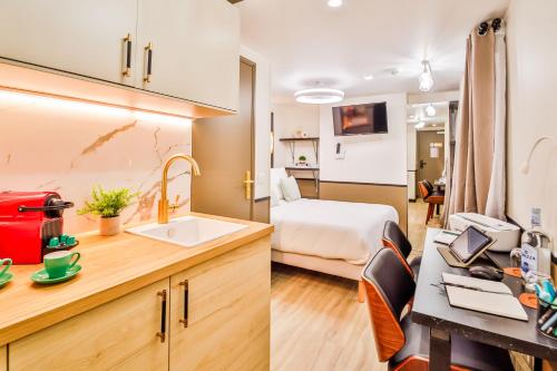 une salle de bain avec un lavabo et une chambre avec un lit dans l'établissement WS Opéra - Malesherbes, à Paris