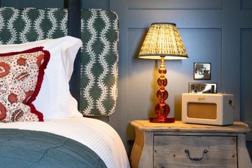 Una cama o camas en una habitación de The Coat and Bear - A Heartwood Inn