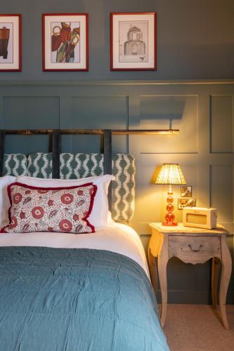 Una cama o camas en una habitación de The Coat and Bear - A Heartwood Inn