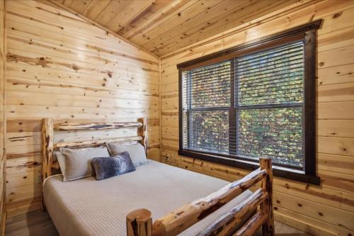 Postel nebo postele na pokoji v ubytování Lazy Raccoon Cabin