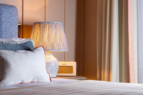 Una cama o camas en una habitación de The Coat and Bear - A Heartwood Inn