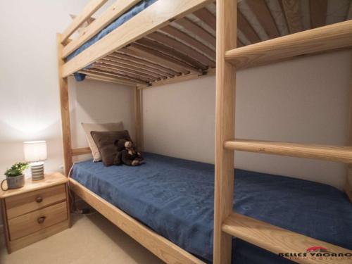 - un ours en peluche assis sur un lit superposé dans l'établissement Appartement 4 pers à Saint-Lary village, quartier thermal, proche télécabine, parking privé - FR-1-296-374, à Saint-Lary-Soulan