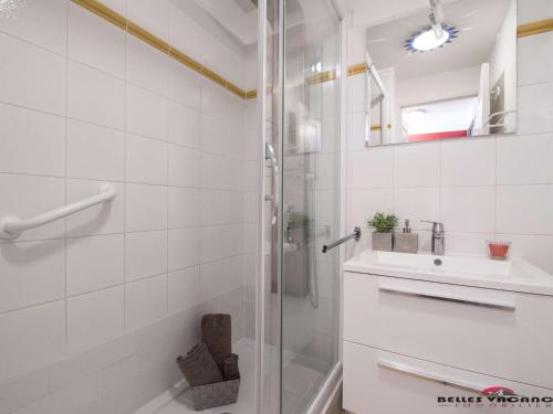 une salle de bain blanche avec une douche et un lavabo dans l'établissement Appartement 4 pers à Saint-Lary village, quartier thermal, proche télécabine, parking privé - FR-1-296-374, à Saint-Lary-Soulan