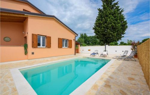 Bazén v ubytovaní Cozy Home In Buje With Wifi alebo v jeho blízkosti