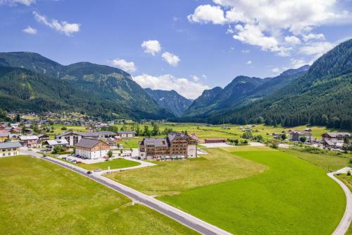 uma vista aérea de uma aldeia nas montanhas em COOEE alpin Hotel Dachstein em Gosau