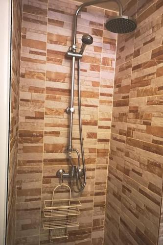 La salle de bains est pourvue d'une douche et d'un sèche-serviettes. dans l'établissement La Balinaise, à Saint-Jean-de-Védas