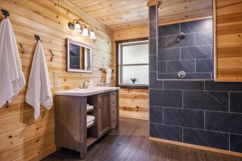 ein Badezimmer mit Waschbecken und Dusche in der Unterkunft 10 minutes to Parkway, BunkBeds, Hot Tub, Firepit - Hidden Bear in Starkeytown