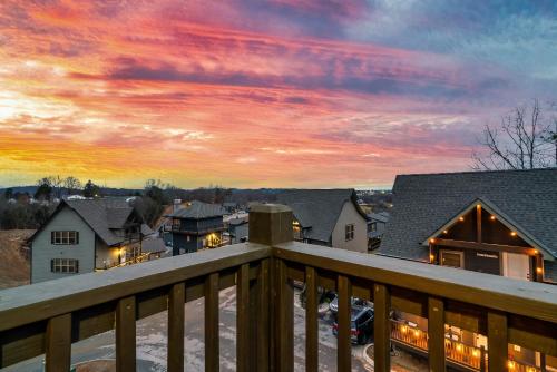 Near Dollywood With Hot Tub, Game Room Home Theater photo 29