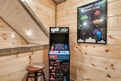 Near Dollywood With Hot Tub, Game Room Home Theater photo 17