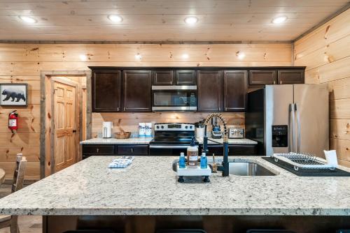 Near Dollywood With Hot Tub, Game Room Home Theater photo 38